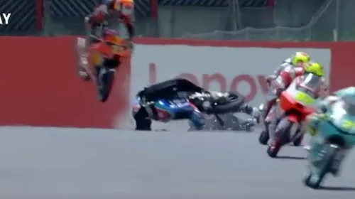 Tragedie în MotoGP! Un concurent de doar 19 ani a murit după ce a fost lovit de motocicletă. Imagini șocante cu accidentul elvețianului | VIDEO