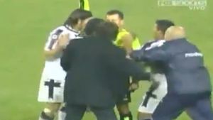 VIDEO **Un arbitru a fost salvat de forțele de ordine din "ghearele" jucătorilor