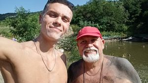 David Popovici, vacanță de vis la Telega! A renunțat la dieta de campion mondial pentru cartofi prăjiți cu brânză rasă și salată de roșii