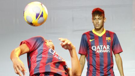 VIDEO: Neymar a vrut să le arate thailandezilor ce tehnică posedă, dar s-a făcut de râs! Mingea l-a pus la pământ :)