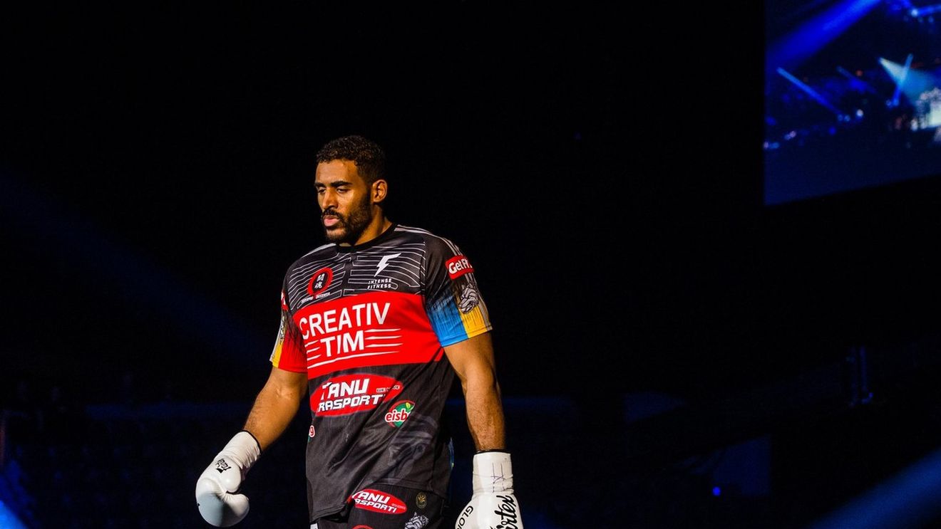 Benny Adegbuyi, dezvăluiri despre cum s-a antrenat, în pandemie, pentru meciul cu Badr Hari: „Nu puteam să mănânc chipsuri în faţa televizorului”