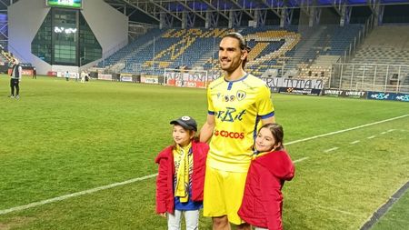 Fotbalistul Petrolului către fetele care au făcut senzație la „Românii au talent”: „Pot să fac și eu o poză cu două vedete ca voi?”