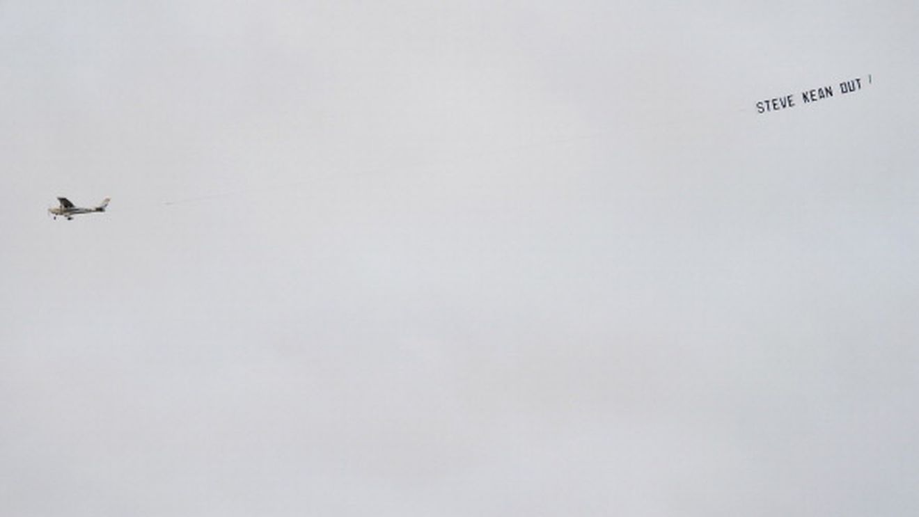 Sky's the limit!** Un fan al lui Blackburn a protestat pe calea aerului pentru că nu a fost lăsat să o facă pe stadion: "Următorul pas e Luna"