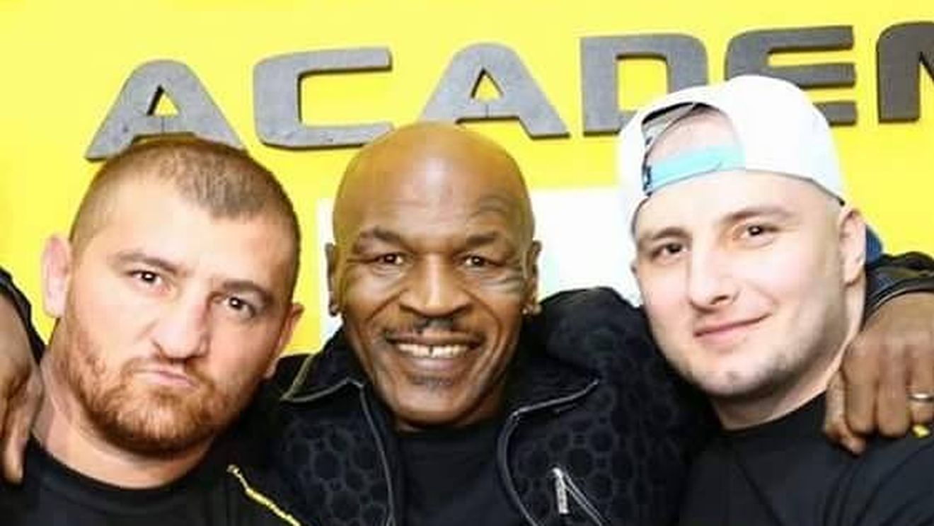 Cum a reacționat Iron Mike atunci când a văzut tatuajul unui "greu" din România. Tyson, față-n față cu Moroșanu și Cătinaș la Academia Superkombat 