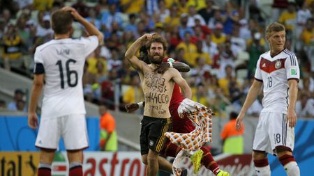 Presupusul spectator nazist care a intrat pe gazon în timpul partidei dintre Germania și Ghana explică: "Eu voiam doar să strâng bani"