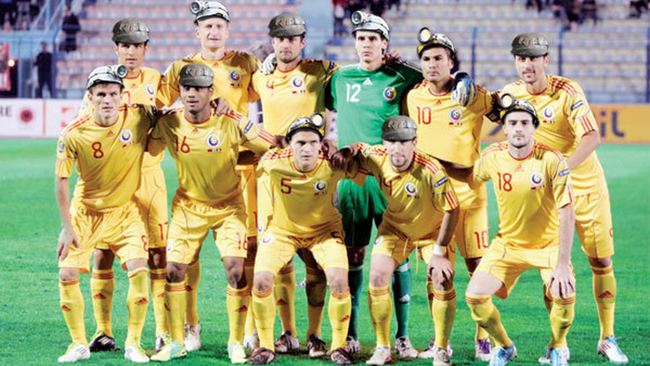 Naționala a semnat cu un nou sponsor, Mutu&Co trebuie să poarte căști de miner la intarea pe teren!** :) Cea mai tâmpită caterincă