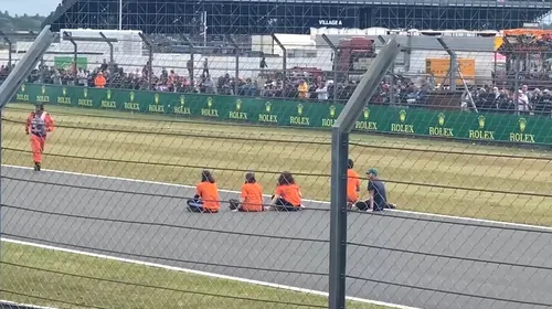 Protest inconștient în timpul cursei de Formula 1! 7 oameni s-au așezat pe pistă în timp ce monoposturile rulau cu sute de kilometri la oră | VIDEO
