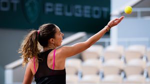 Mihaela Buzărnescu, calificare surpriză în turul 2 la Roland Garros! O așteaptă pe câștigătoarea meciului Irina Begu - Serena Williams