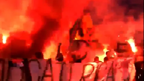 Autocarul FCSB, blocat de suporteri la plecarea spre stadion! Atmosferă incendiară a fanilor: „Suntem noi, Steaua suntem noi!” VIDEO