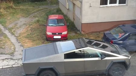 Imaginea zilei din România, surprinsă de un japonez: un Cybertruck, pe străzile din Câmpulung Muscel, lângă o Dacia!