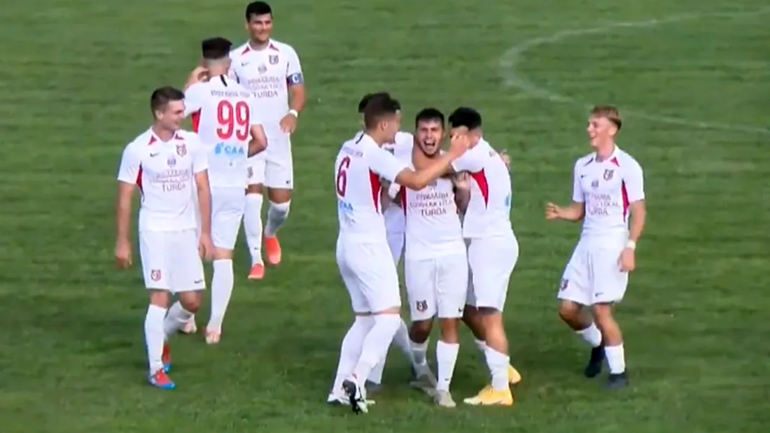 VIDEO | Gol senzațional marcat în Liga 3, la Turda! Un jucător al Sticlei Arieșul a înscris din propria jumătate de teren, însă echipa sa tot avea să piardă cu CS Hunedoara, deși a condus cu 2-0