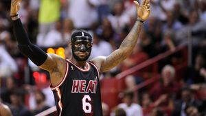 VIDEO "Regele" mascat. LeBron a dominat-o pe Knicks, deși a jucat cu nasul rupt