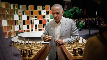 Garry Kasparov a împlinit 59 de ani, cu doar câteva zile înainte de a veni la București. „Dacă există pasiune și dorință, oportunitățile sunt infinite”