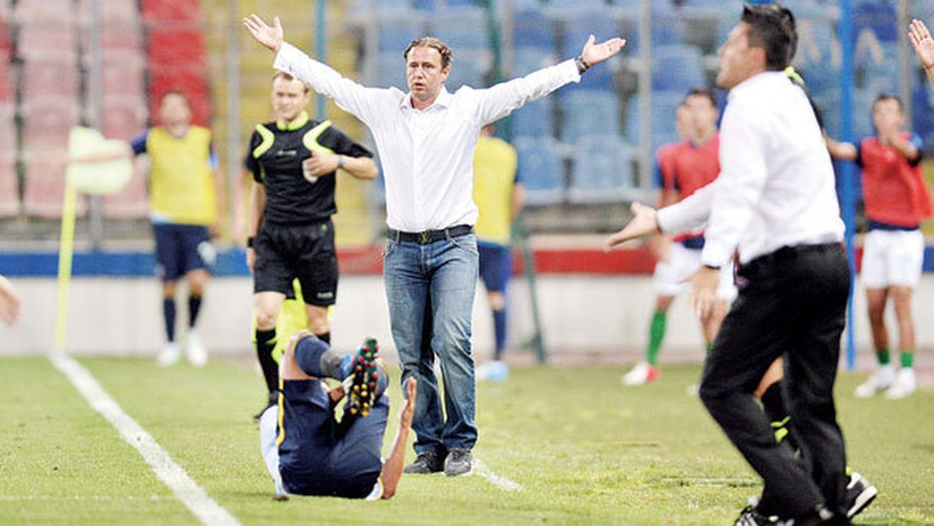 Fanii au luat foc după ce Steaua a primit 3 goluri de la Astra:** "Dă-i un telefon, doar el te mai salvează!"