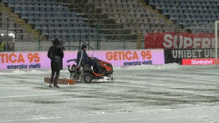 Imagini uluitoare! Cum se dă zăpada de pe teren înainte de meciul Gloria Buzău - FCSB. Incredibil ce le-a trecut gazdelor prin cap