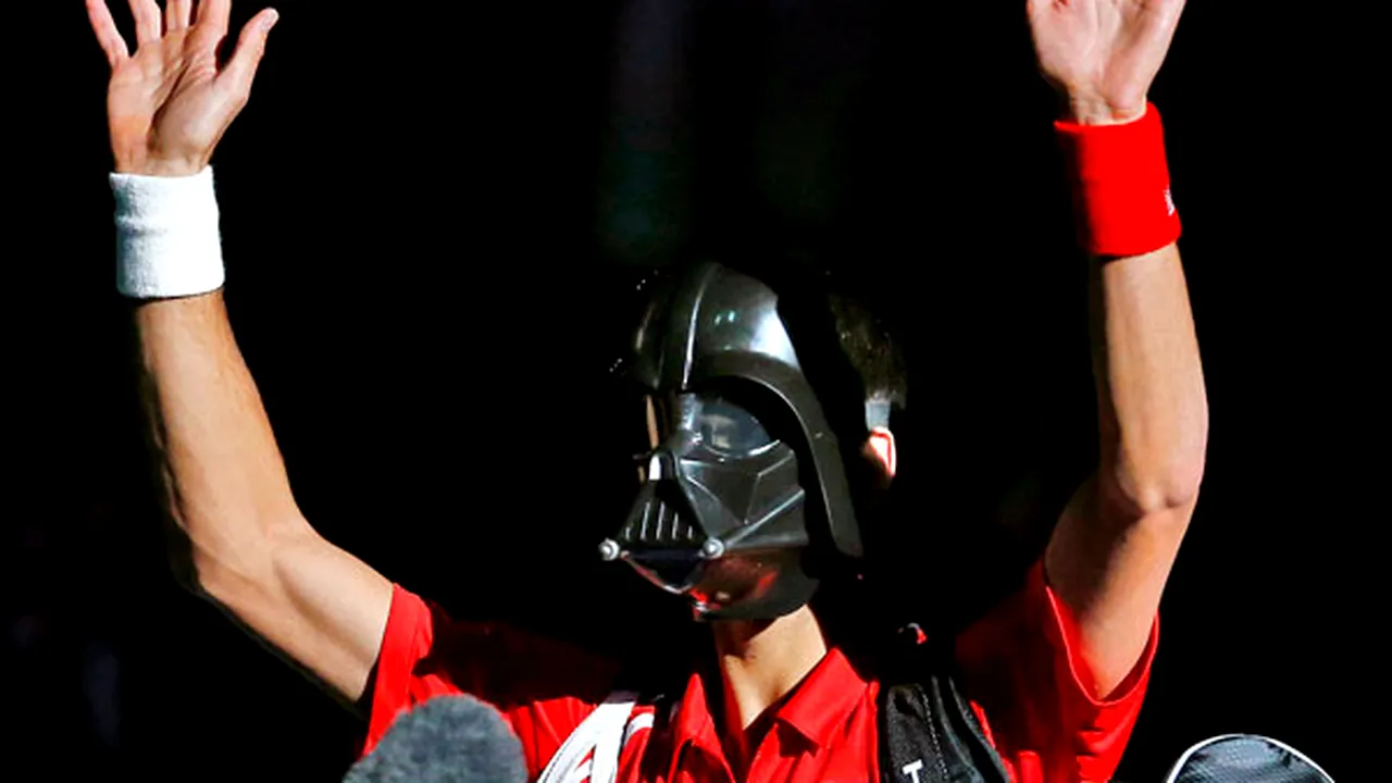 Novak Djokovic a intrat pe teren la Paris-Bercy mascat în Dark Vader