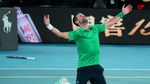 Novak Djokovic s-a pus în genunchi și a făcut un gest care spune totul, după victoria memorabilă contra lui Jannik Sinner de la Australian Open. VIDEO