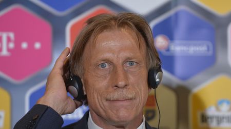 Ștucan, despre situația ridicolă în care e pus Daum de Cooperativa lui Iorgulescu și Becali: "Un selecționer, un puci, un vot". Prezentarea primului selecționer străin s-a terminat cu un furt