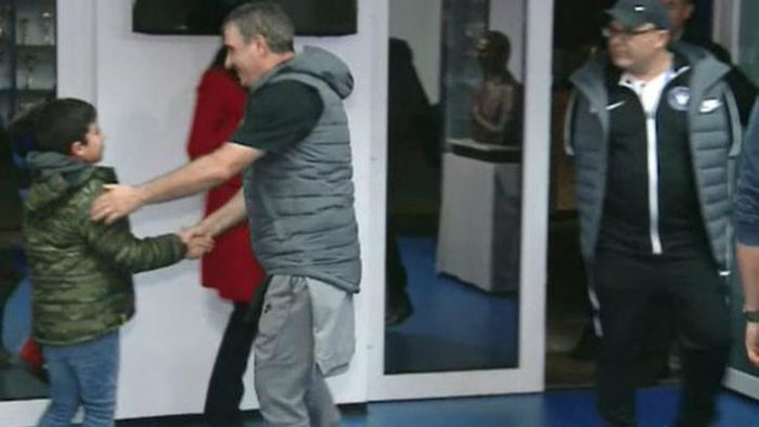 Asta-nseamnă să fii "Rege"! Hagi l-a făcut fericit pe un puști care l-a așteptat în sala de conferințe. Ce i-a promis copilului, după ce a primit o invitație inedită