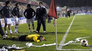 VIDEO Noi îl avem pe "Brichetă", ei îl au pe "Rolă"!** Un meci a fost suspendat în America de Sud după ce un arbitru a fost lovit în cap de o rolă de hârtie