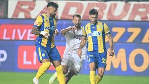 Scandal cu faza de la golul Rapidului. Fotbalistului Petrolului l-a făcut praf pe arbitrul Bîrsan: „A prins ură pe mine. Arogant!”