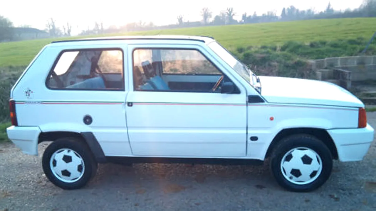 FOTO: Un Fiat Panda Italia '90 a fost scos la vânzare. Doar 4 astfel de modele mai sunt în lume, dar prețul e foarte accesibil. Cât costă