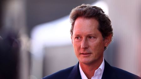 Sentință dură pentru John Elkann, CEO-ul Ferrari: un an de muncă în folosul comunității şi plata a 183 de milioane de euro către Fisc