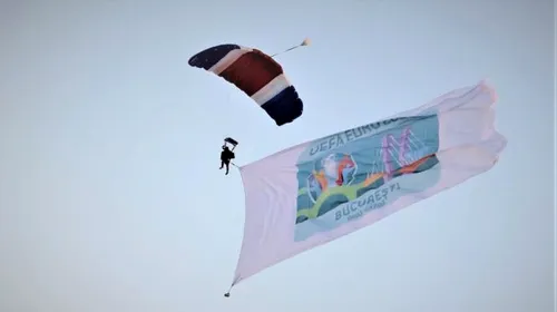 Moment inedit la BIAS 2019. Un parașutist a atras privirele a peste 100.000 de oameni. VIDEO