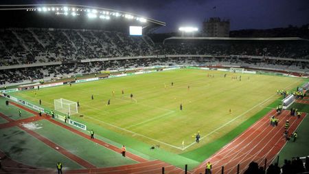 Derby-ul Clujului a început cu noi incidente!** Un steward a fost lovit de o petardă aruncată în teren de galeria CFR-ului