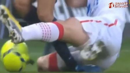 VIDEO: Ți se face pielea de găină!** "Perla" de 40 de milioane a lui PSG, luată cu fulgi cu tot de un adversar. Glezna i-a fost făcută praf