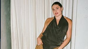 Val de critici pentru o fostă sportivă după ce a defilat pe podim într-un costum de baie neobișnuit