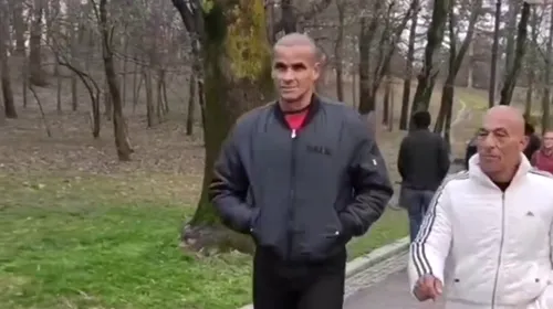 Marele Rivaldo, luat peste picior într-un parc din Craiova: „De unde ți-ai luat, mă, mersul ăsta?!”. Internetul a explodat după reacția golănească a celui care l-a filmat | VIDEO