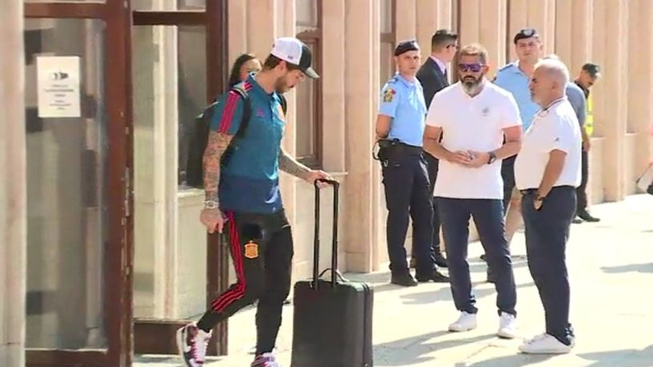 Naționala Spaniei a ajuns la București cu toată trupa. Sergio Ramos, De Gea, Busquets și celelalte staruri i-au lăsat pe români cu gura căscată. Cele 1,1 miliarde de euro din charterul de Madrid | FOTO
