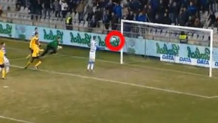 Ghinioniștii vor trebui să se străduiască mult să reușească o fază mai hilară! VIDEO - Ratarea sezonului a fost bifată în Olanda. Unde a trimis mingea din 3 metri: