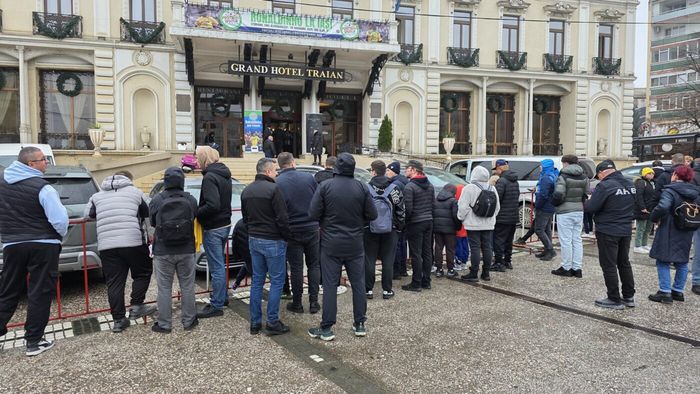 Fanii români au luat cu asalt hotelul la care este cazat Ronaldinho! Imagini inedite de la Iași
