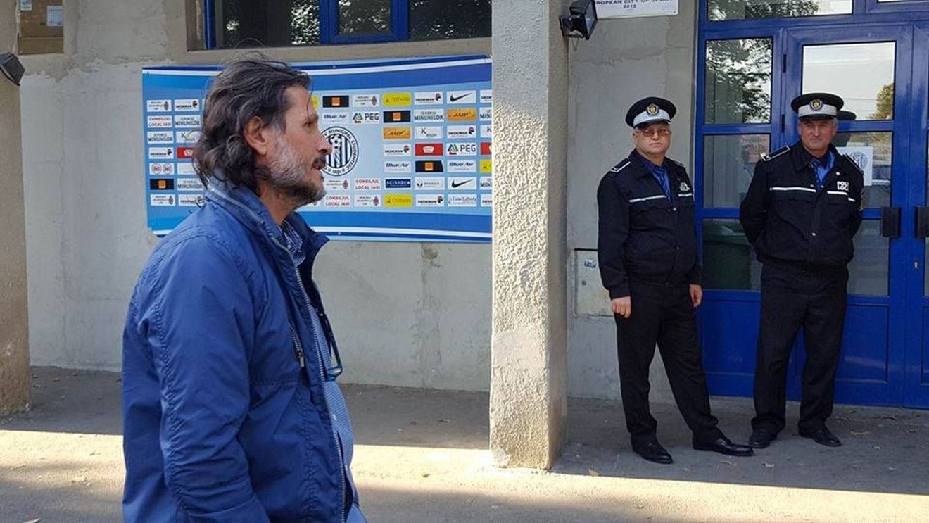 Situație incendiară la Iași. Napoli, "gonit" cu poliția de la stadion. Prunea: "Nu mai are ce căuta în vestiar!" Reacția italianului: "Nu renunț, vin zilnic la stadion"