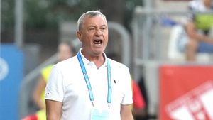 UTA tocmai a făcut al 17-lea transfer al verii! Cine l-a convins pe Mircea Rednic?