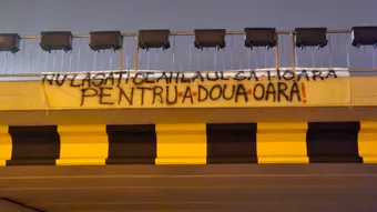 Protest la Piatra Neamț! Suporterii Ceahlăului au împânzit orașul cu bannere de susținere a clubului: ”Ne cerem scuze că la «locale» am pus ştampila pe oameni fără onoare” și ”Nu lăsaţi Ceahlăul să moară pentru a doua oară”