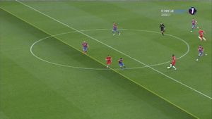 FOTO | Robert Dumitru, prestație dezastruoasă la Steaua - Oțelul. Arbitrul le-a refuzat steliștilor două penalty-uri și a validat un gol marcat de oaspeți după o poziție de ofsaid