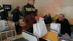 FOTO Iepurașul vine de la "U"!** Jucătorii  au împărțit cadouri bătrânilor și copiilor