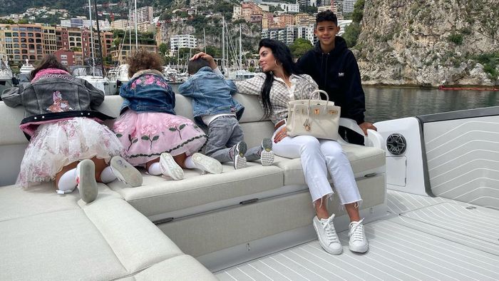 Georgina Rodríguez, iubita lui Cristiano Ronaldo, spectator de lux la Marele Premiu de F1 de la Monaco! Cine a însoțit-o pe frumoasa vedetă