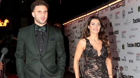 Milionarul fuge de amanta cu care are un copil și semnează contractul vieții. Arabii îl îmbracă în aur, iar el e gata să facă orice pentru a salva relația cu soția lui, cu care are patru copii. GALERIE FOTO