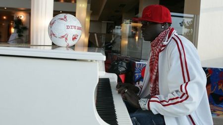 Dinamo o transferă pe nevasta lui N'Doye! Soția, pe post de bonă