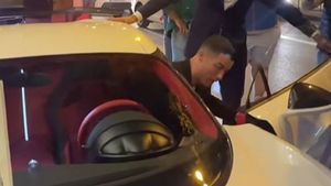 Cristiano Ronaldo a creat isterie în Madrid cu bolidul său de 10 milioane de euro, produs în doar 10 exemplare! Fanii l-au luat cu asalt pe starul portughez | GALERIE FOTO