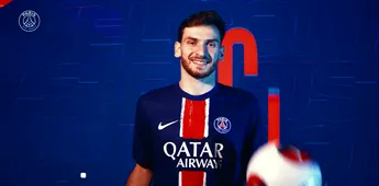 Transferul de 70.000.000 de euro e oficial. PSG l-a prezentat pe Khvicha Kvaratskhelia