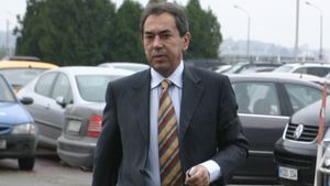 Nețoiu: "Badea lucrează numai pe sub masă"