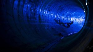 SUPER FOTO | Premieră în România: Un francez s-a dat cu motocicleta la metrou, pe Magistrala 4 in constructie 