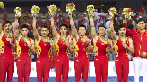 China și-a apărat titlul în proba masculină pe echipe în fața Japoniei, cu patru aparate câștigate, la capătul unei super-reveniri. Bara i-a adus în premieră pe primul loc, la ultima rotație