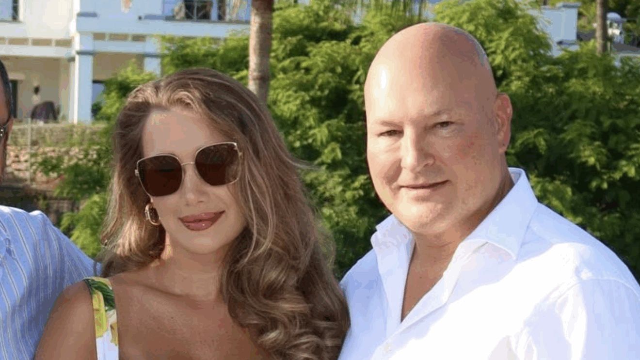 Iubita cu 24 de ani mai tânără cu care a fugit din România i-a declarat dragostea milionarului Arpad Paszkany în ziua în care a împlinit 54 de ani