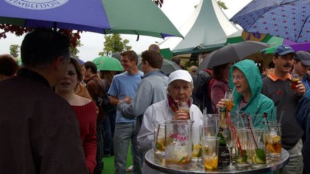 O pățești și în Anglia! O anchetă The Sunday Times arată cum merg afacerile la Wimbledon: 44 de lei un cocktail pe bază de gin... fără gin. "E ca și cum bei limonadă"